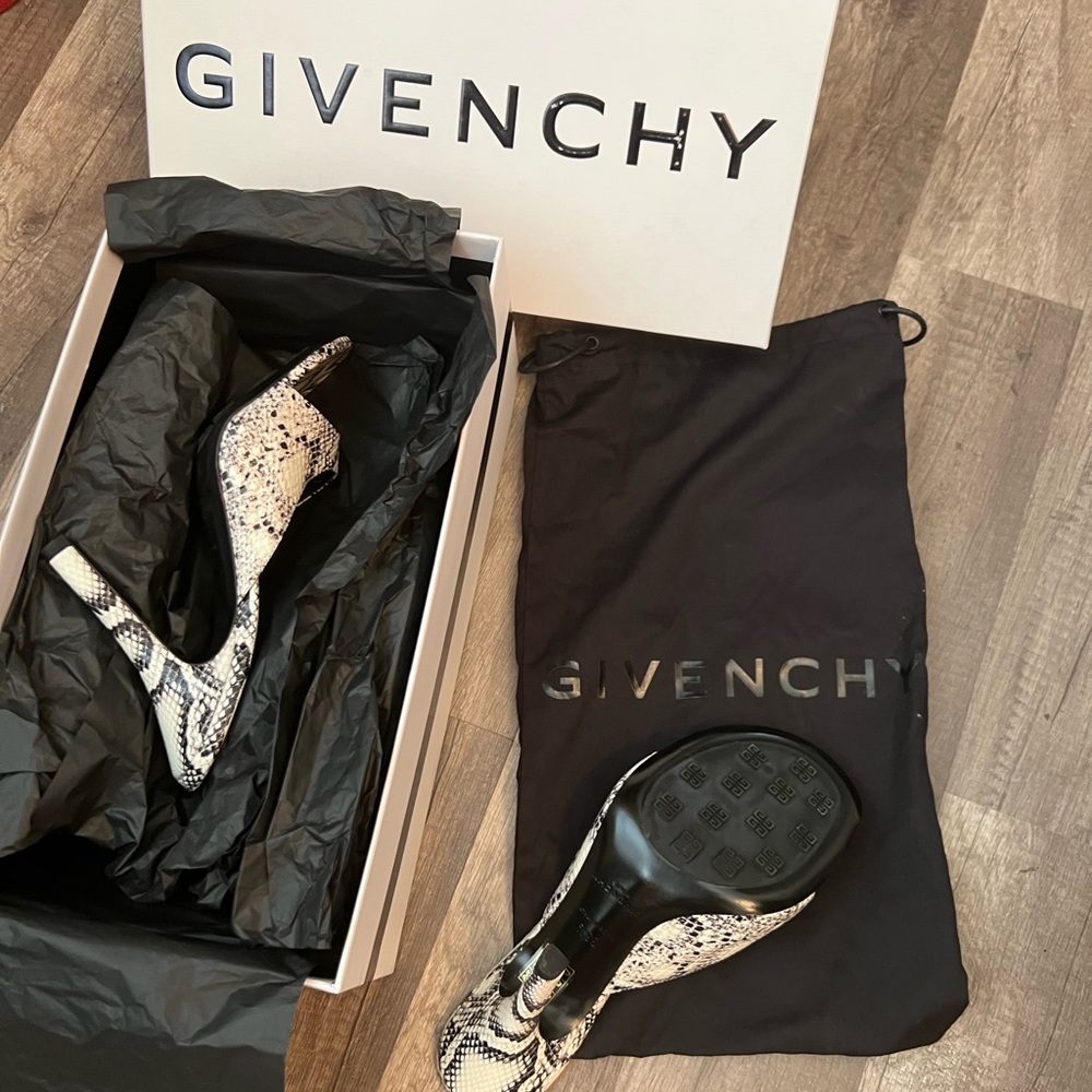 NWT Givenchy sandals